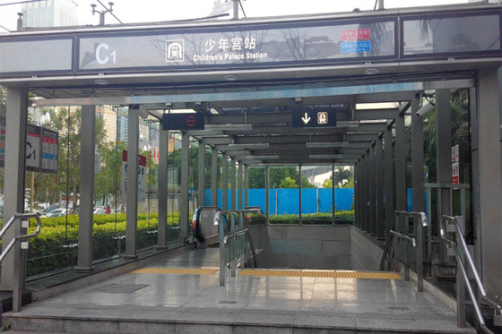 China Kundenspezifische Edelstahlprodukte des modernen Designs Bahn-Eingangs- / Ausgangsstation fournisseur